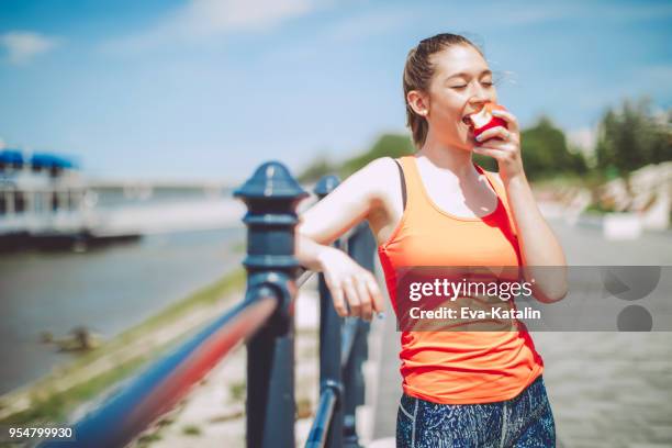 gesunde outdoor-training - sportlerin stock-fotos und bilder