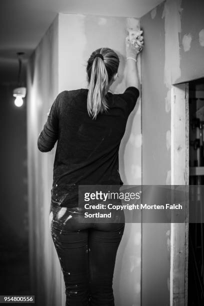 woman mudding drywall - drywall finishing stock pictures, royalty-free photos & images