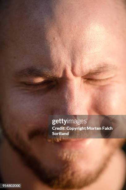 bearded young man making a face - マカルスカ ストックフォトと画像