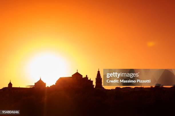 the mosque cathedral of cordoba at sunset - massimo pizzotti - fotografias e filmes do acervo