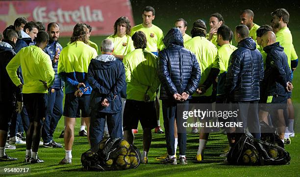 Barcelona´s coach talks with his players during a training session at Ciutat Esportiva Joan Gamper near Barcelona on December 29, 2009. AFP...