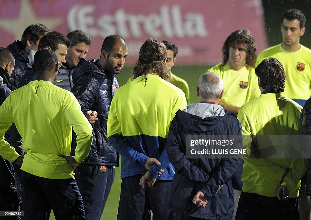 FC Barcelona´s coach talks with his play