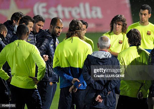 Barcelona´s coach talks with his players during a training session at Ciutat Esportiva Joan Gamper near Barcelona on December 29, 2009. AFP...