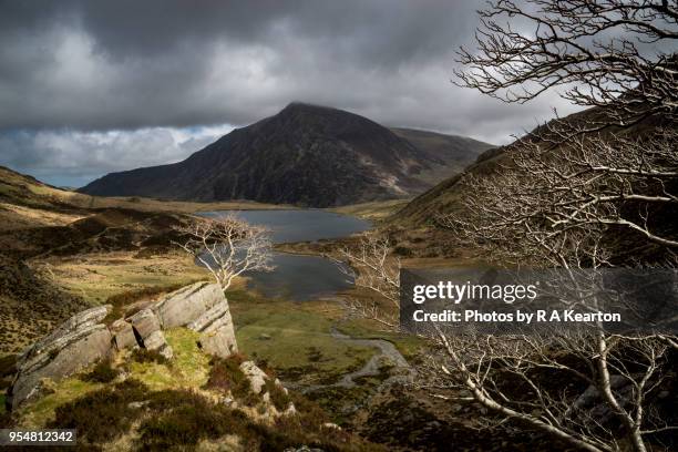 dramatic scenery at cwm idwal, snowdonia national park, wales - capel curig stock pictures, royalty-free photos & images