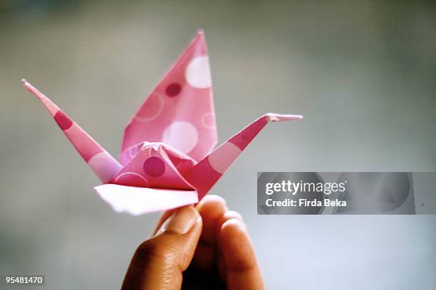 flight of the pink paper crane - origami a forma di gru foto e immagini stock