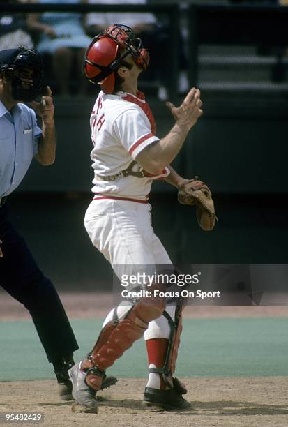 S: Catcher Johnny Bench of the Cincinnati Reds tracks a pop-up during a MLB baseball game circa late 1970's at Riverfront Stadium in Cincinnati,...