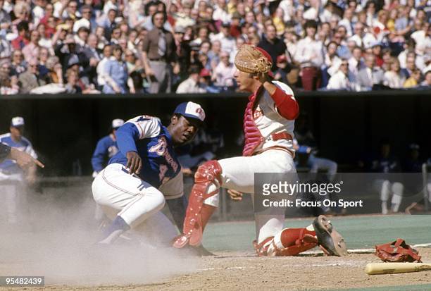S: Catcher Johnny Bench of the Cincinnati Reds in action puts the tag on Hank Aaron of the Atlanta Braves during a MLB baseball game circa late...