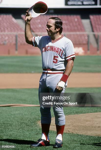 S: Catcher Johnny Bench of the Cincinnati Reds tips his hat to the crowd before a MLB baseball game against the San Francisco Giants circa 1980's at...