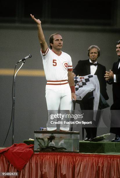 S: Catcher Johnny Bench of the Cincinnati Reds being honored and waves to the fans prior to a MLB baseball game circa 1980's at Riverfront Stadium in...