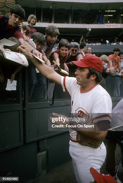 S: Catcher Johnny Bench of the Cincinnati Reds signs autographs for the fans before a MLB baseball game circa late 1970's at Riverfront Stadium in...