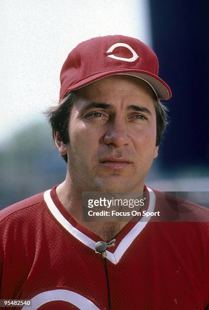 S: Catcher Johnny Bench of the Cincinnati Reds being interviewed before a MLB baseball game circa 1970's at Riverfront Stadium in Cincinnati, Ohio....