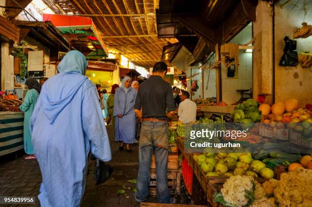passanten straßenmarkt in der mittelalterlichen medina von fes el bali. - fezes stock-fotos und bilder