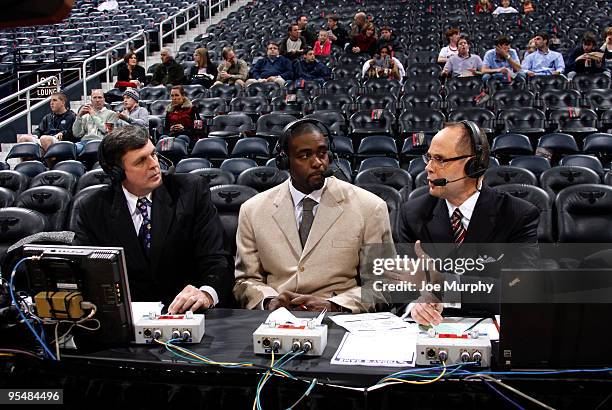 Broadcasters Kevin McHale, Chris Webber and Ernie Johnson talk before a game between the Atlanta Hawks and the Cleveland Cavaliers on December 29,...