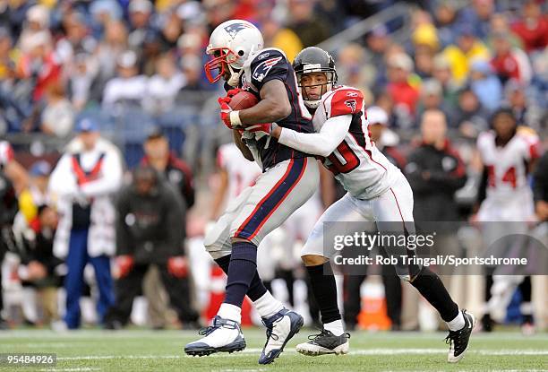 Randy Moss of the New England Patriots makes a catch against the Atlanta Falcons on September 27, 2009 at Gillette Stadium in Foxboro, Massachusetts.