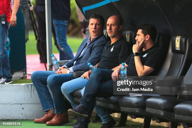 Robert Siboldi Coach of Santos and his assistant Gonzalo Cigliuti talk during the quarter finals first leg match between Tigres UANL and Santos...