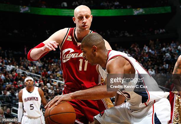 Al Horford of the Atlanta Hawks drives against Zydrunas Ilgauskas of the Cleveland Cavaliers at Philips Arena on December 29, 2009 in Atlanta,...