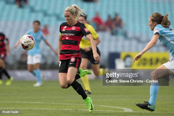 Erica Halloway of the Wanderers shoots for goal during the round nine W-League match between the Western Sydney Wanderers and Melbourne City at ANZ...
