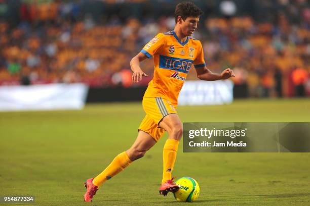 Jurgen Damm of Tigres drives the ball during the quarter finals first leg match between Tigres UANL and Santos Laguna as part of the Torneo Clausura...