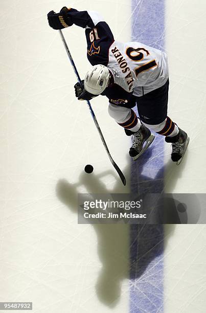 Marty Reasoner of the Atlanta Thrashers warms up before playing against the New Jersey Devils at the Prudential Center on December 28, 2009 in...