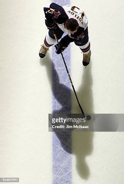Vyacheslav Kozlov of the Atlanta Thrashers warms up before playing against the New Jersey Devils at the Prudential Center on December 28, 2009 in...