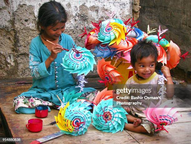 pinwheels & paper toys making for livelihood - trabalho infantil imagens e fotografias de stock