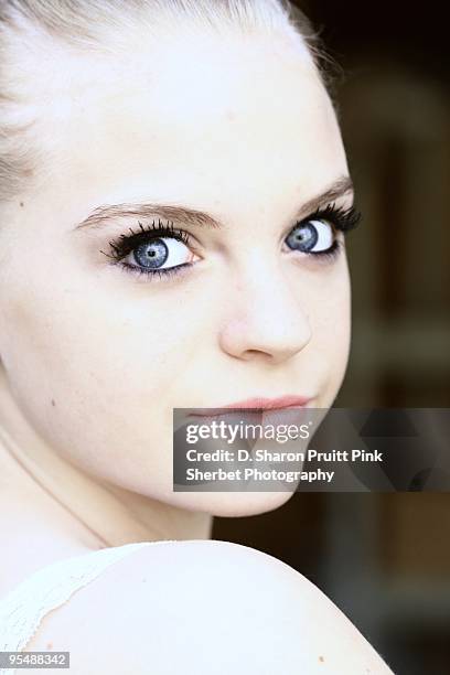 girl with pale white skin and blue eyes looking - pale complexion fotografías e imágenes de stock