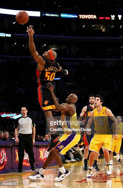 Corey Maggette of the Golden State Warriors reaches unsuccesfully for a high pass over Lamar Odom of the Los Angeles Lakers on December 29, 2009 at...