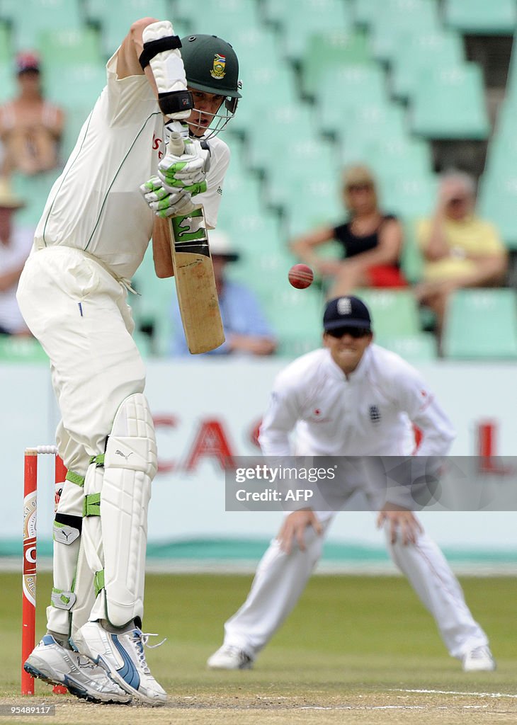 South African batsman Morne Morkel (L) t