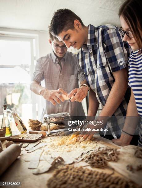 kinderen maken van pasta in de keuken - all purpose flour stockfoto's en -beelden