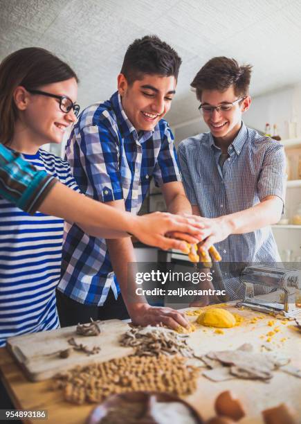 kinderen maken van pasta in de keuken - all purpose flour stockfoto's en -beelden