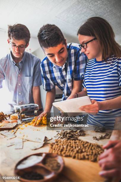 kinderen maken van pasta in de keuken - all purpose flour stockfoto's en -beelden