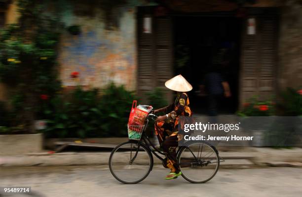 woman on bicycle, hoi an, vietnam - raduno stock-fotos und bilder