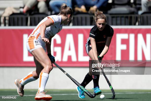 Valerie Magis of Oranje Rood ,Marijn Veen of Amsterdam Dames 1 during the Hoofdklasse Women match between Amsterdam v Oranje Rood at the Wagener...