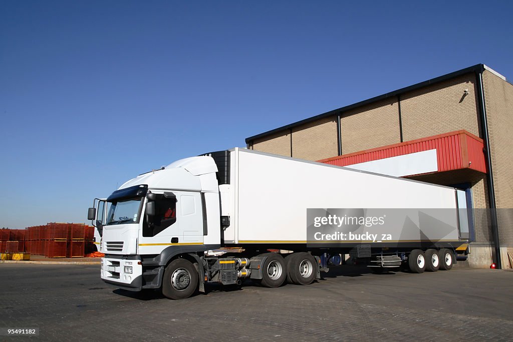 Semi camión de almacenamiento del almacén.