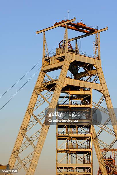 gold mine head gear - gold mine stockfoto's en -beelden