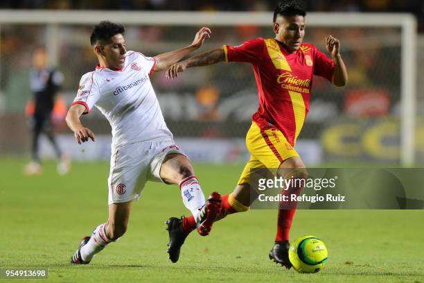 Pablo Barrientos of Toluca fights for the ball with Raul Ruidiaz of Morelia during the quarter finals first leg match between Morelia and Toluca as...