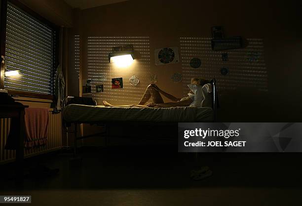 Une patiente anorexique se repose dans sa chambre le 28 février 2007 à l'hôpital Sainte-Anne à Paris. A female anorexic patient rests in her room 28...