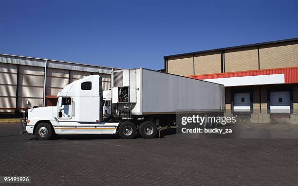 single semi truck at frozen goods warehouse - freight truck loading stockfoto's en -beelden