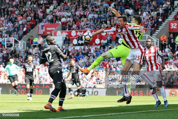 Wayne Hennessey of Crystal Palace and Peter Crouch of Stoke City battle for the ball as Mamadou Sakho of Crystal Palace looks on during the Premier...