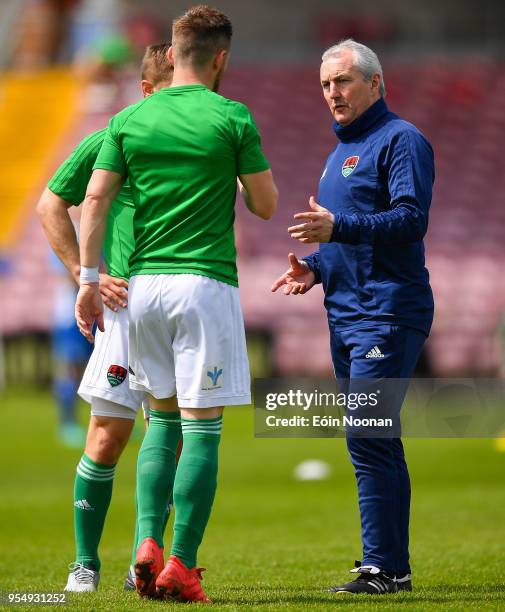 Cork , Ireland - 5 April 2018; Cork City manager John Caulfield speaking with Colm Horgan and Steven Beattie of Cork City prior to the SSE Airtricity...