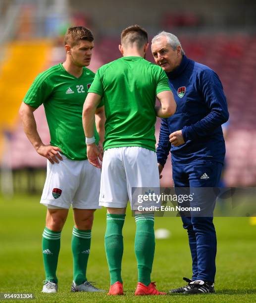 Cork , Ireland - 5 April 2018; Cork City manager John Caulfield speaking with Colm Horgan and Steven Beattie of Cork City prior to the SSE Airtricity...