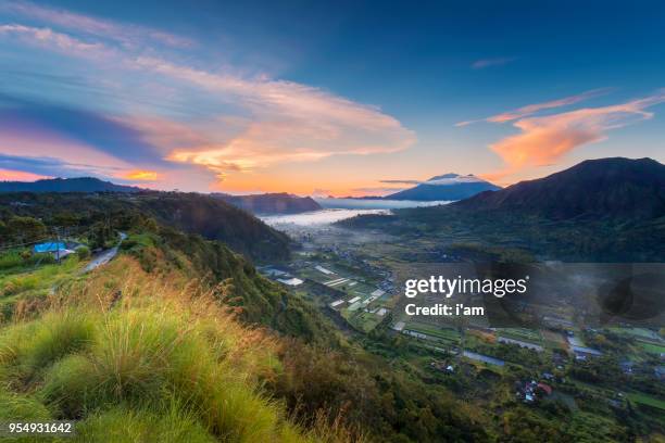 batur volcano sunrise, bali indonesia. batur volcano sunrise serenity, bali. batur sunrise, bali. bali sunrise serenity. dawn sky at morning in mountain. serenity of mountain landscape. - kintamani stock pictures, royalty-free photos & images