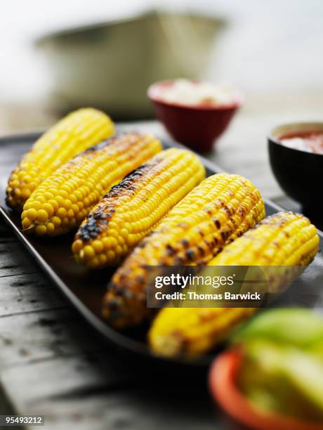 platter of grilled organic sweet corn on the cob - corn on the cob - fotografias e filmes do acervo