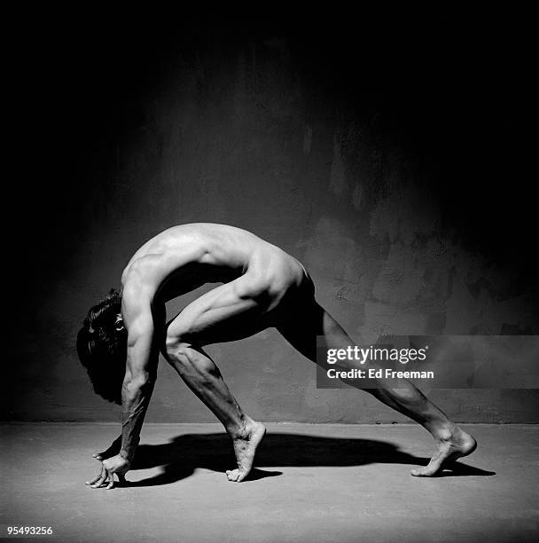 nude man in runner's starting position - first exposure series stock pictures, royalty-free photos & images