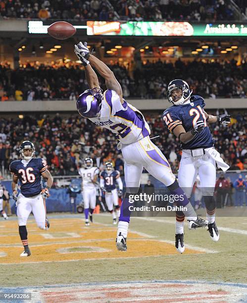 Percy Harvin of the Minnesota Vikings narrowly misses a touchdown catch during an NFL Monday night game against the Chicago Bears at Soldier Field,...