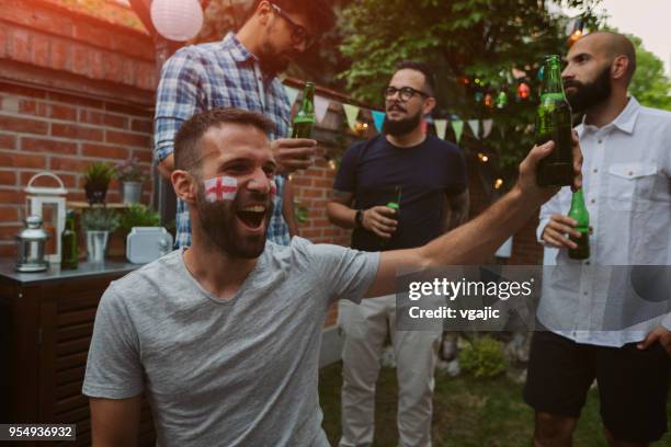 freunde, sportübertragungen auf großbildschirm im hinterhof - fussball rasen stock-fotos und bilder