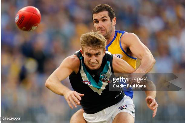 Douglas Howard of the Power and Jack Darling of the Eagles contest for the ball during the round seven AFL match between the West Coast Eagles and...