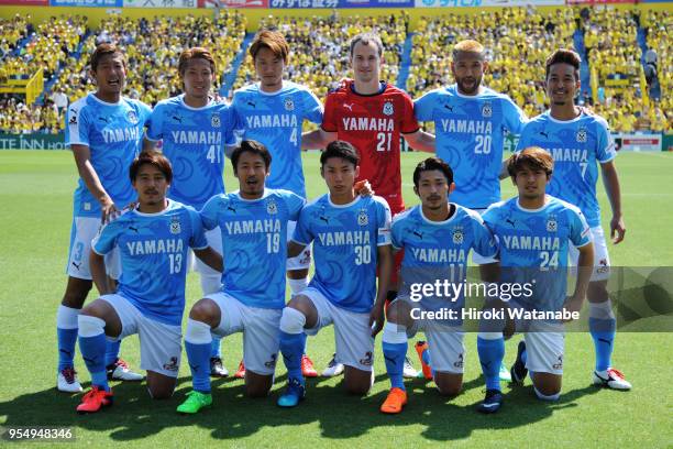 Players of Jubilo Iwata pose for photograph before the J.League J1 match between Kashiwa Reysol and Jubilo Iwata at Sankyo Frontier Kashiwa Stadium...