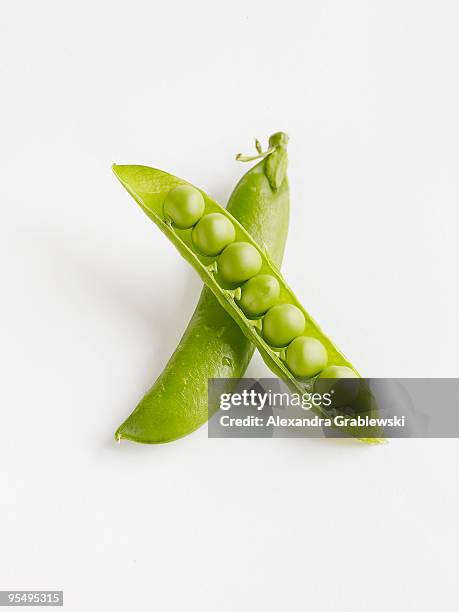 english peas - エンドウマメの鞘 ストックフォトと画像