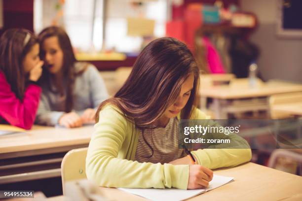 gossiping - harcèlement scolaire photos et images de collection